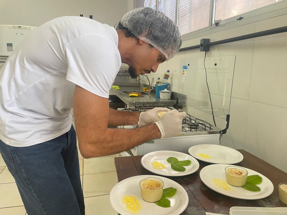 O candidato Neuryson Santana prepara seu prato para a competição (Foto Victor Lima)